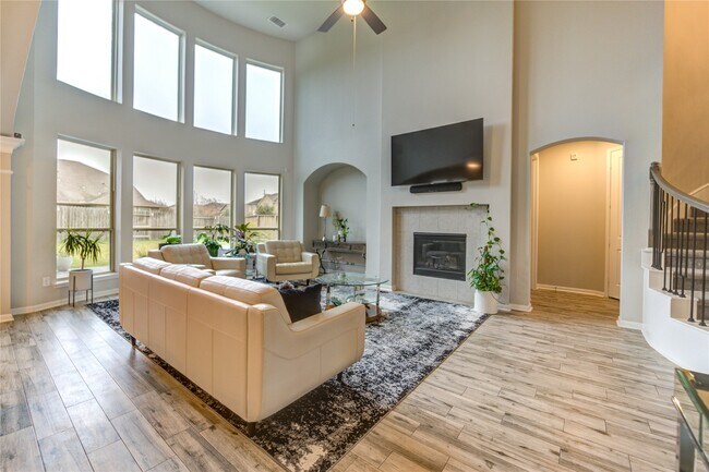 Building Photo - 2727 Camellia Ave