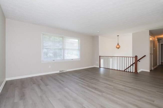 Photo - 686 Cloverdale Ave