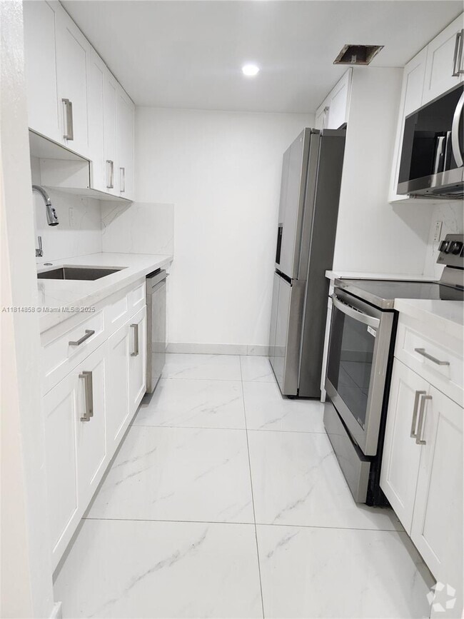 Building Photo - 7101 Miami Lakes Dr Unit Q14 Rental