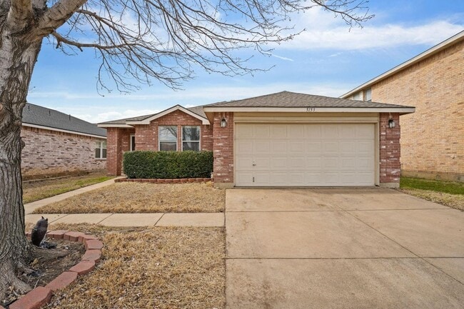 Building Photo - Charming 3BD/2BA with fireplace