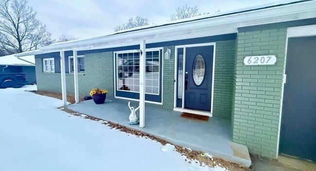 Building Photo - Charming 3-Bedroom Home in Crestwood with a Private Creekside Backyard