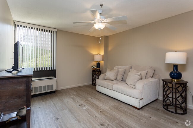 1BR, 1BA - 545SF - Living Room