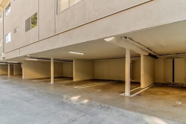 570 N Los Robles Ave