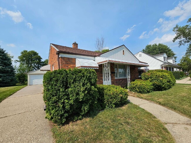 Building Photo - 3 Bedroom Brick Ranch, Updated Kitchen with Granite Countertops, Stainless-Steel Appliances, Hard...