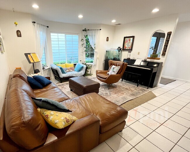 Exquisite 4-Bedroom Solar Home in Prime Location with Community Amenities