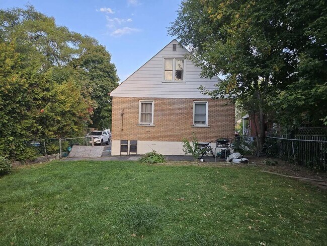 Photo - Bright & Comfortable Apartment (2 Bed, 1 B... Unit BSMT