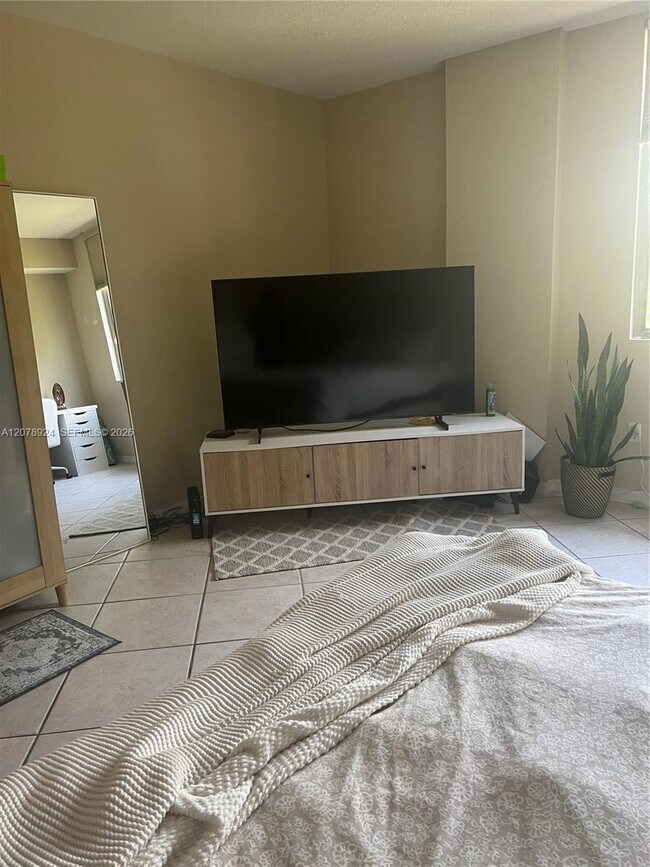 2630 SW 28th St Unit 26
