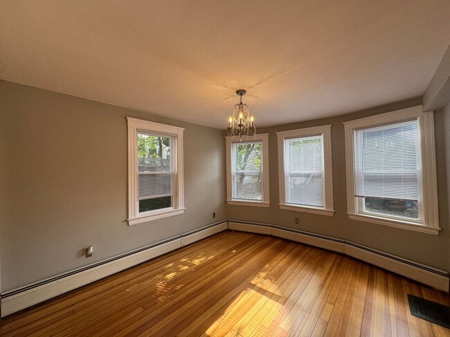 Building Photo - 107.5 Elm St Unit 1