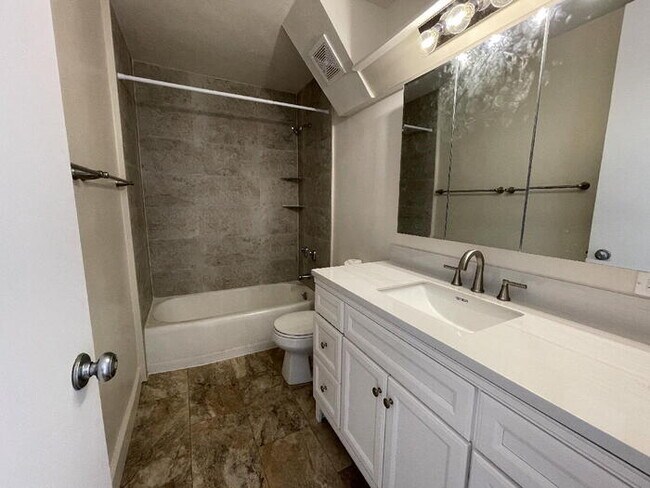 Photo - QUEEN EMMA GARDENS 2/1/tndm, Queen Twr, cf... Unit APT 1950