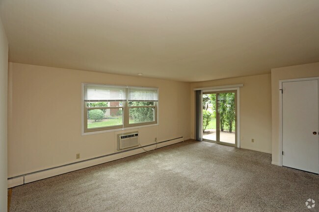 Living room - Oak Park Apartment Homes