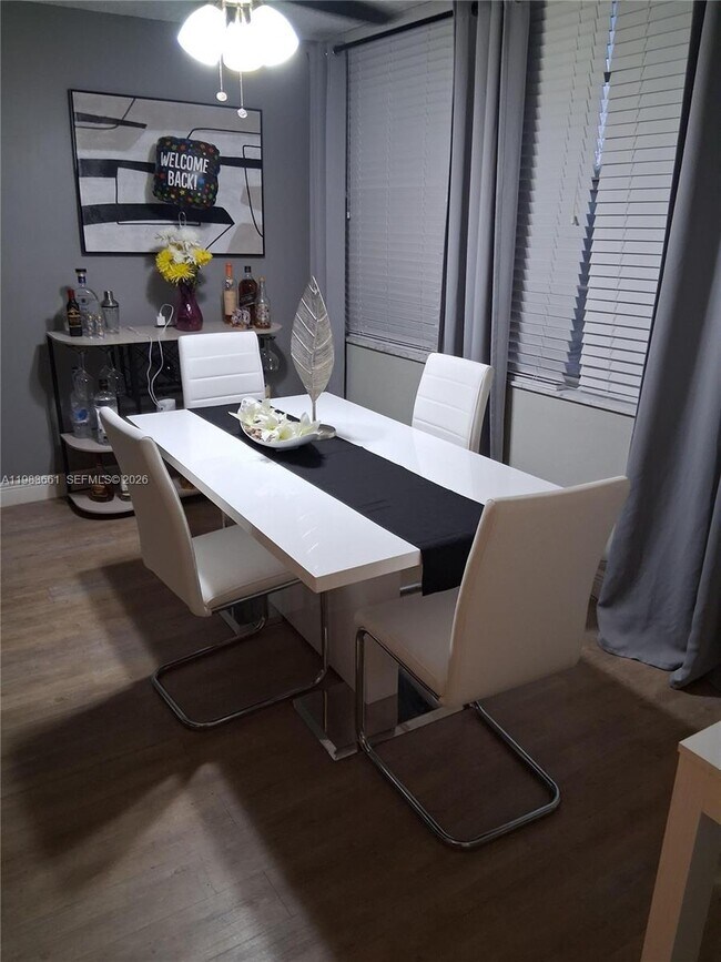 Photo - 9450 Live Oak Pl Unidad 408