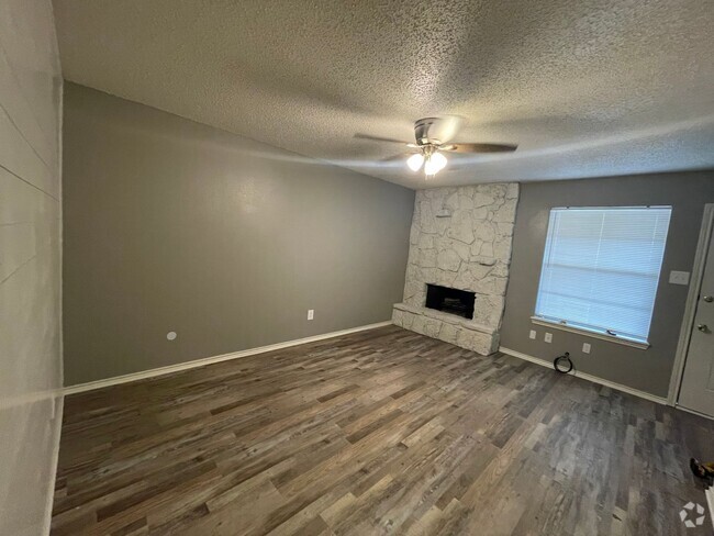 Building Photo - 2 bedroom 1.5 bath townhome Unit 1607 B N. NOLAN RIVER RD