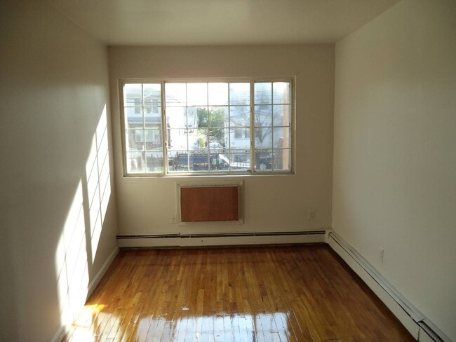 Photo - 107-53 Remington St