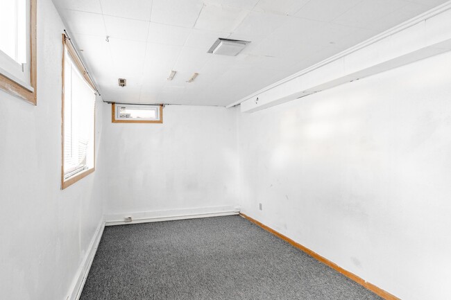 Building Photo - 804 1/2 W 18th St Rental