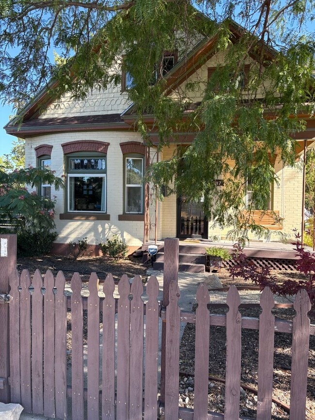 Building Photo - Charming 2-Bedroom Home in The Avenues!