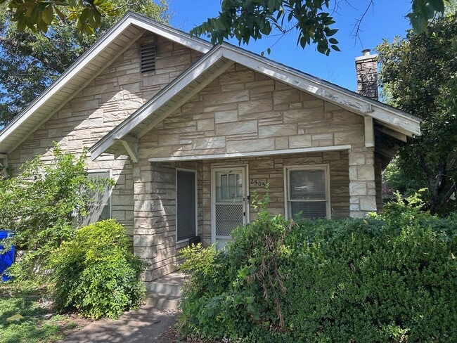 Building Photo - Large Bedroom Waco Home