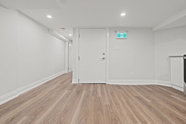 Photo - 30 Strathgowan Ave