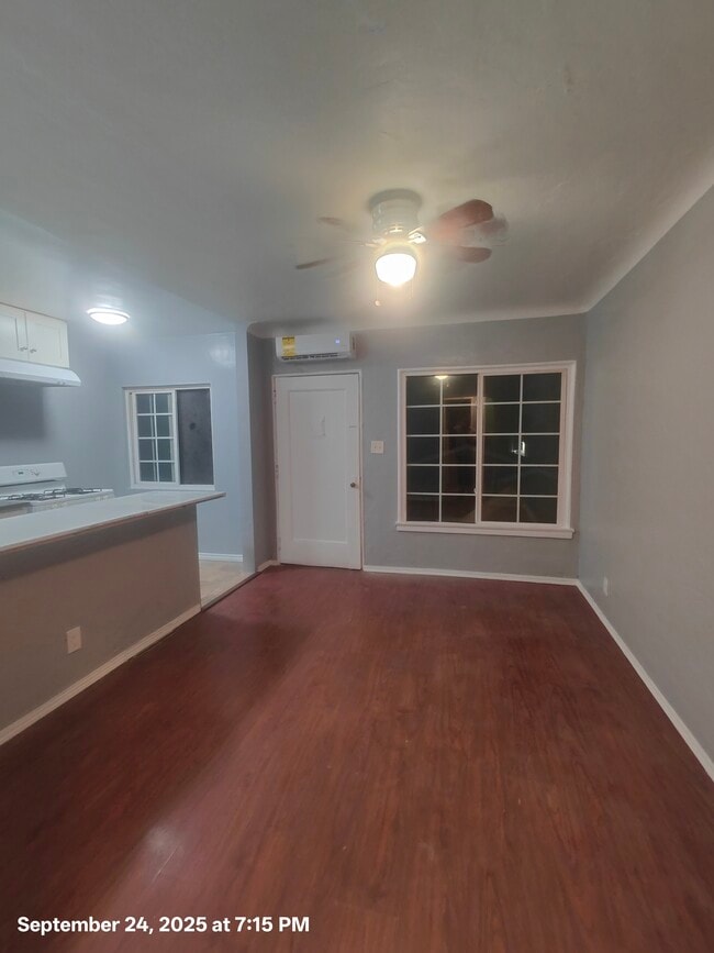 Building Photo - 3319 Roseview Ave Unit 1/2 Rental