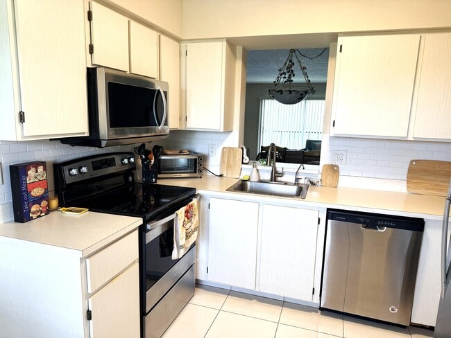 Building Photo - 7146 Huntington Ln Unit 403