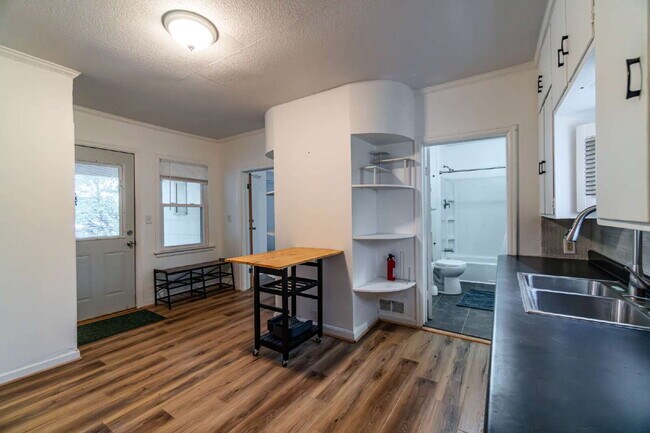 Updated 3-Bedroom Townhouse-Style Duplex with Modern Kitchen & Bath – Pets Welcome!