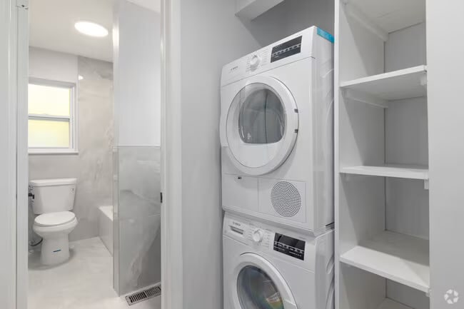 Building Photo - 1913 Country Ln Unit 2001