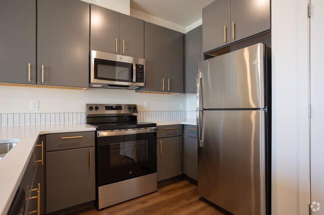 2BR, 2BA - 911SF - Kitchen - The Flats at Carriage Commons