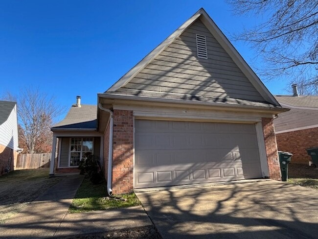 Building Photo - Renovated 2 Bedroom 2 Bath Home with 2 Car Garage for Rent!