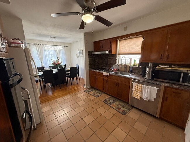 Photo - 250 Maple St
