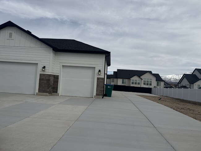 Photo - 684 W 1460 S