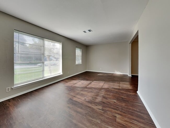 Photo - 2423 Mark Dr