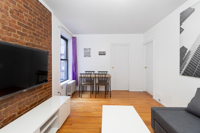 Building Photo - 340 E 94th St