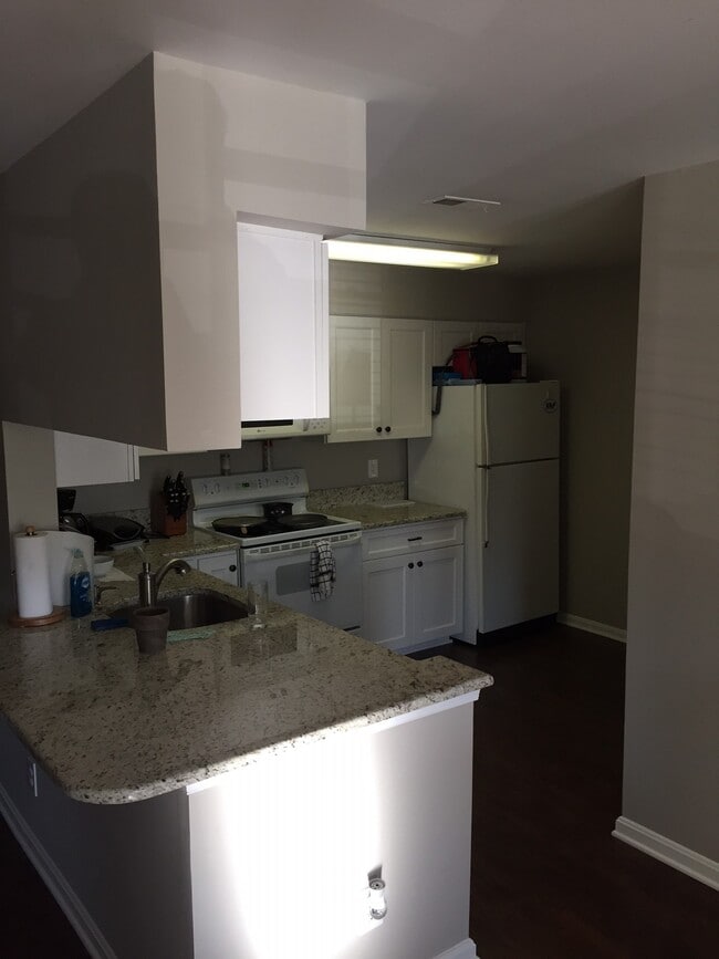 kitchen - 605 Admiral Dr Unit 205