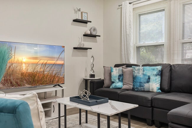 Photo - 366 N Hemlock Ave