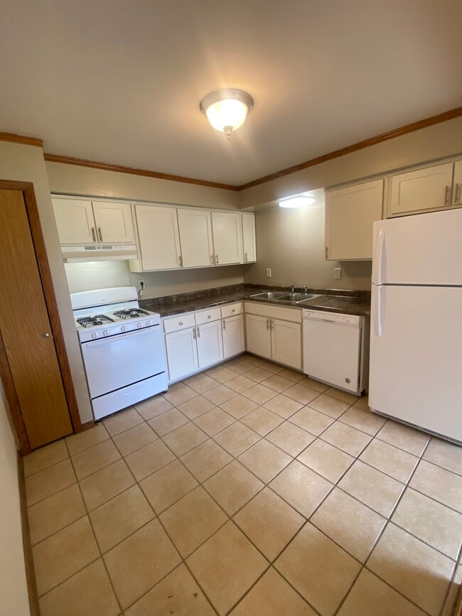 Kitchen - Evergreen Terrace Apartments