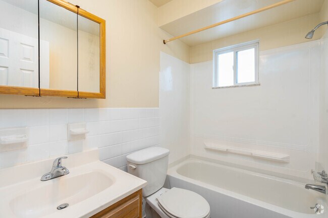 1BR,1BA - 675SF - Bathroom