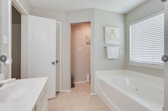 Photo - 308 McMurtry Dr House