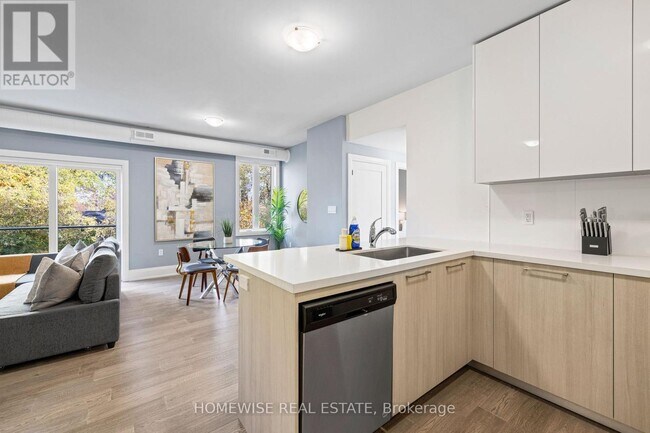 Photo - 1673 Bathurst St