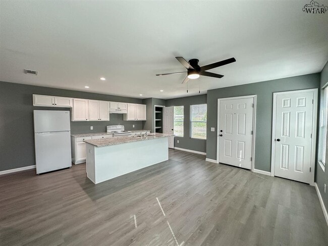 Photo - 223 Loch Lomond Dr