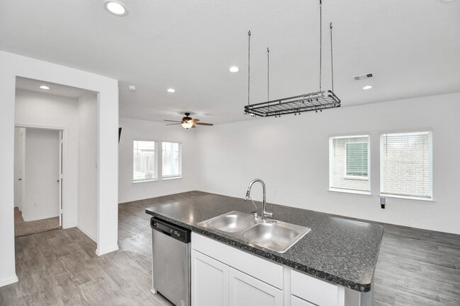 Photo - 5443 Pinetree Cres Ln