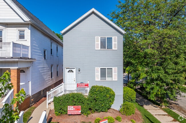 Fotografía del edificio - 3377 N Oakland Ave