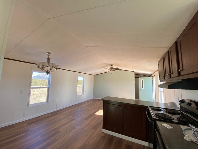 Photo - 533 Frost Rd