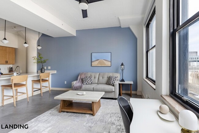 Building Photo - 5000 Euclid Ave Unit 304