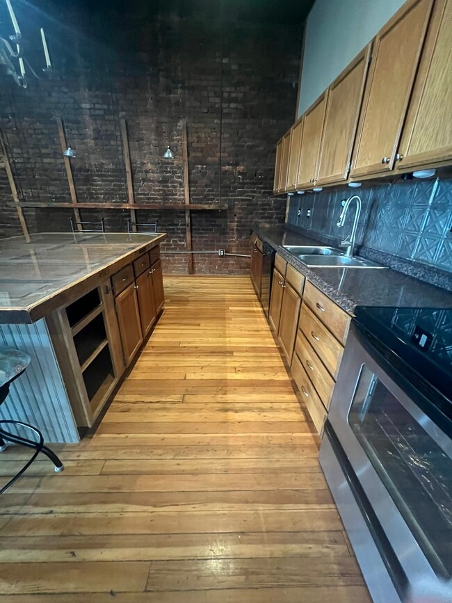 Kitchen - 921 Broad St Unit Y