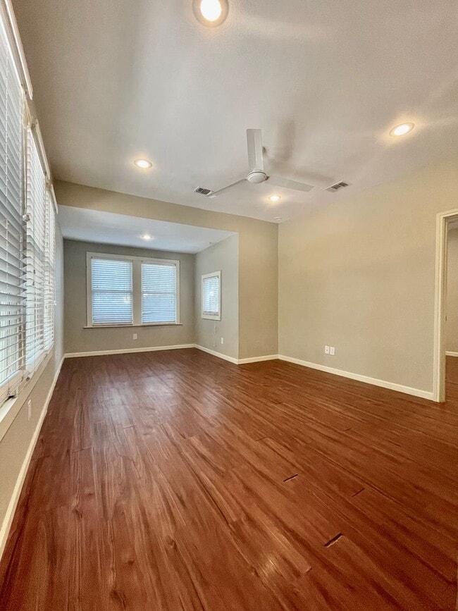 Photo - 333 W Hutchison St