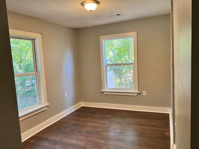 Photo - 960 Dewey St SW