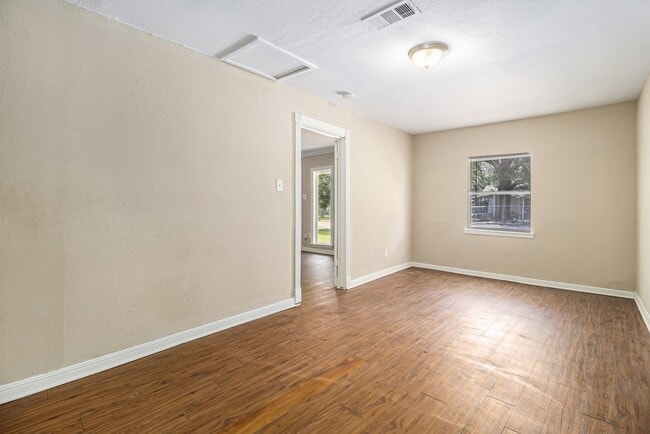 Photo - 5235 Kingsbury St