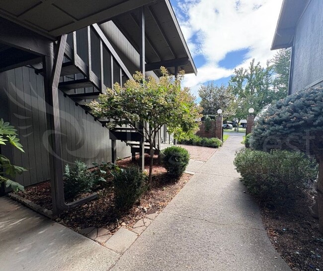 Building Photo - Three Bedroom Townhome Near Country Club G...
