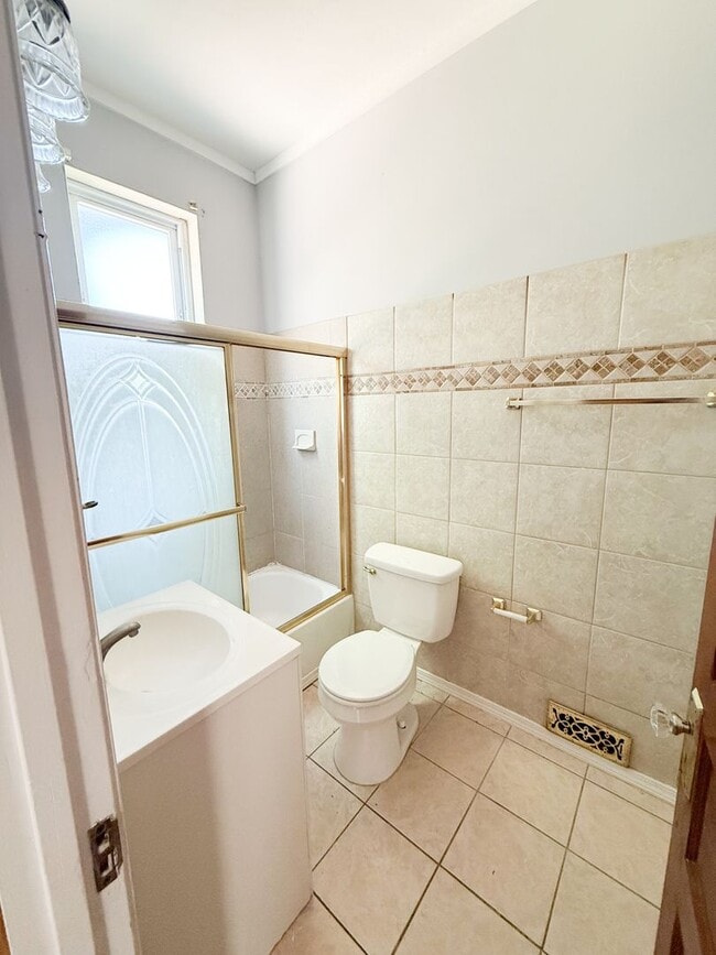 Photo - 3 Bedroom/1 Bathroom with Fenced-in Backyard!