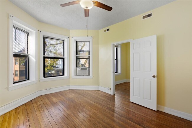 Photo - 3107 N Bernard St Unidad 2