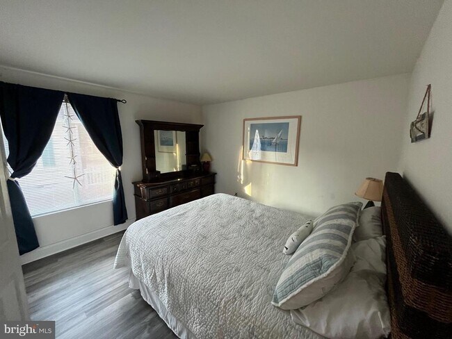 Photo - 22740 Holly Way W